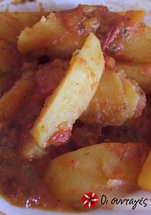 A picture of Potatoes stewed with tomatoes and onions.