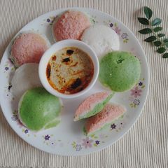 A picture of Tricolour Rice and urad dal idli with natural veggie colour.