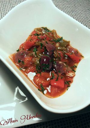 Foto principal de Ensalada de pimientos asados, cebollas rojas y tomates