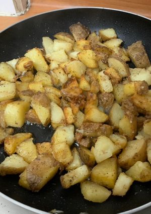 Una foto de Papas rústicas con carne