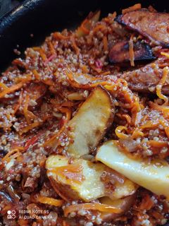 Una foto de Salteado vegano de quinoa con papas