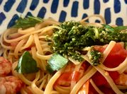 Une photo de crevettes pesto