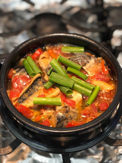 Hình của món Cá nục-mackerel kho măng và cà chua.