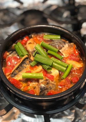Hình của món Cá nục-mackerel kho măng và cà chua.