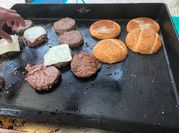 Une photo de recette avec du steak haché et des tomates