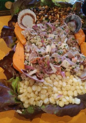 Una foto de Ceviche Mixto Peruano Familiar