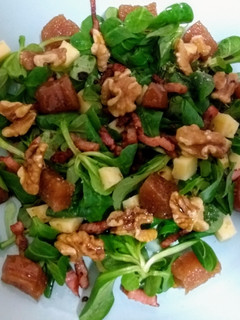Una foto de Ensalada con queso y dulce de membrillo