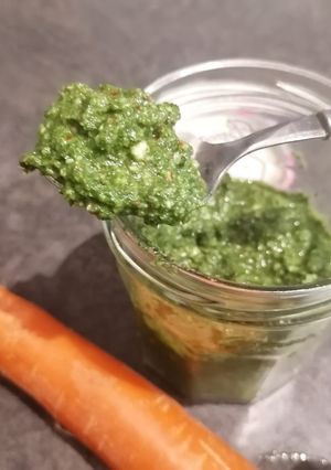 Une photo de Pesto de fanes de carottes