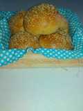 Bollos rellenos con chorizo y quesillo