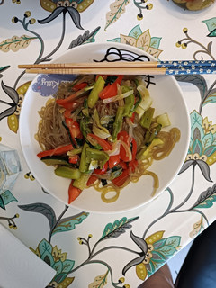 Una foto de Japchae vegano