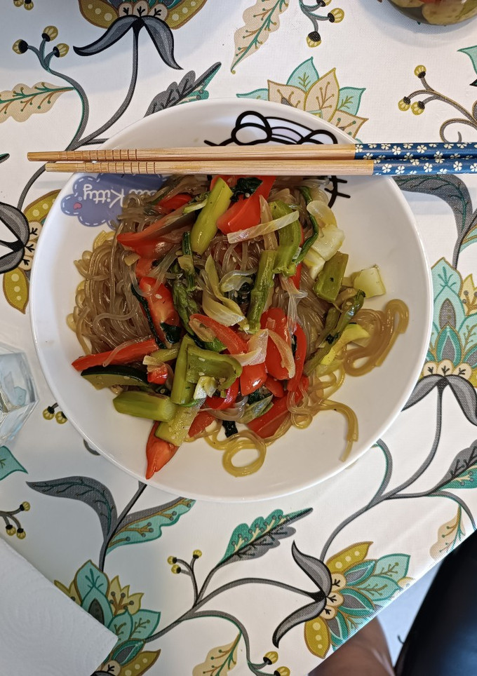 Una foto de Japchae vegano
