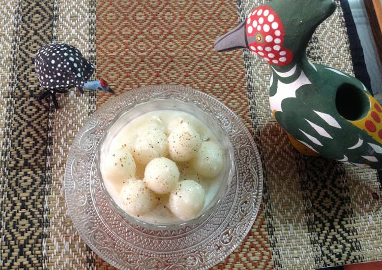 Steamed Rice balls in Coconut Sauce / Pal Kozhukattai