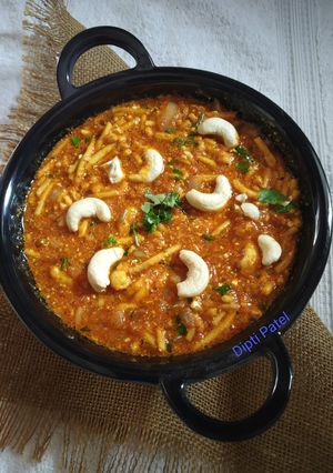 કાજુ ગાંઠીયા શાક (Kaju Ganthiya Shak Recipe In Gujarati) રેસીપી મુખ્ય ફોટો