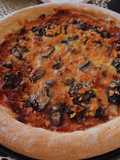 Pizza nấm phô mai và salami (xúc xích)