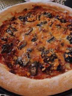 Hình của món Pizza nấm phô mai và salami (xúc xích).