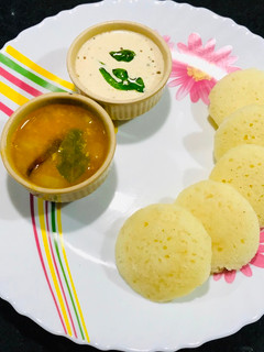 रवा इडली ( Rava idli recipe in Hindi) रेसिपी मुख्य फोटो