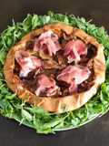 Galette all'olio e timo con ricotta di pecora gorgonzola fichi e noci