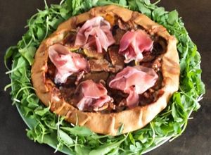 Foto di Galette all'olio e timo con ricotta di pecora gorgonzola fichi e noci