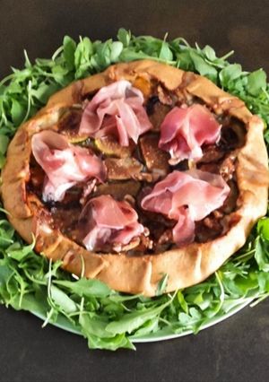 Foto di Galette all'olio e timo con ricotta di pecora gorgonzola fichi e noci