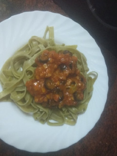 Foto principal de Pasta verde con salsa de aceitunas negras y jamón cocido