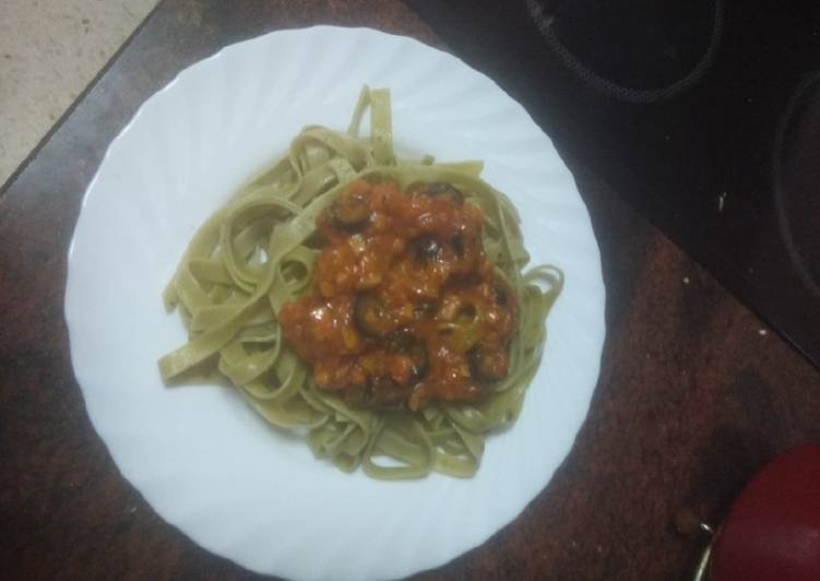 Pasta verde con salsa de aceitunas negras y jamón cocido