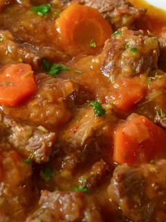 Una foto de Ternera estofada con patatas en Mambo