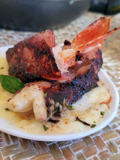 Una foto de Gambas envueltas sobre dip de Mango