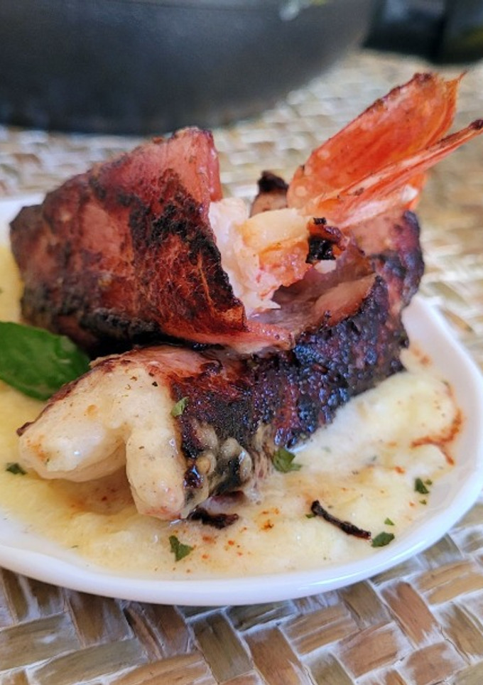 Una foto de Gambas envueltas sobre dip de Mango