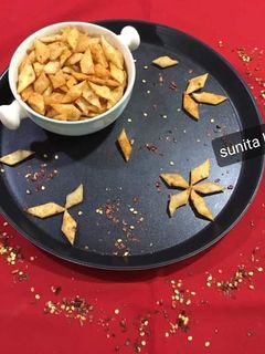 सूजी की कुरकुरी नमकीन (suji ki kurkuri namkeen recipe in Hindi) रेसिपी मुख्य फोटो