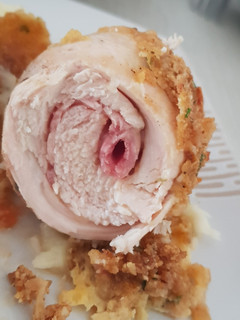 Una foto de Pollo apanado relleno