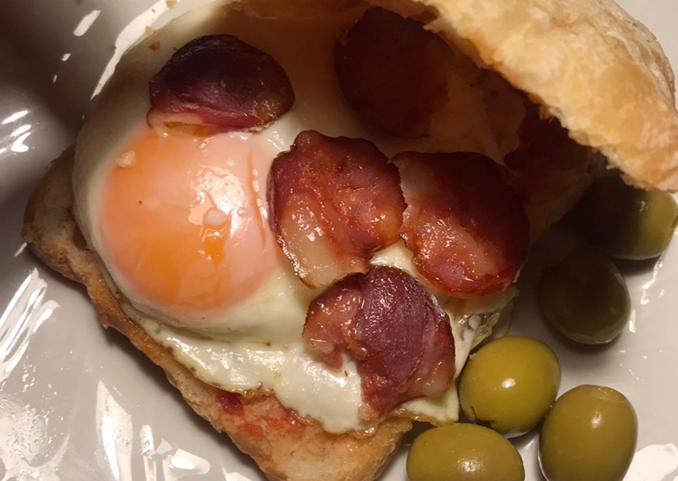 Bocata de huevo frito con chorizo de Portugal