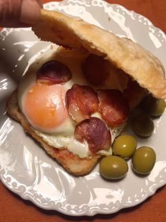 Una foto de Bocata de huevo frito con chorizo de Portugal