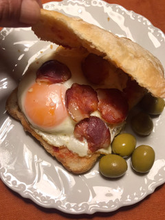 Una foto de Bocata de huevo frito con chorizo de Portugal