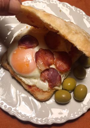 Una foto de Bocata de huevo frito con chorizo de Portugal