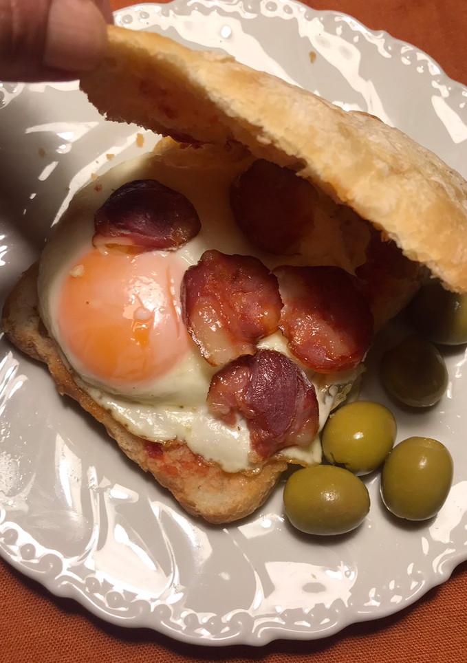 Una foto de Bocata de huevo frito con chorizo de Portugal
