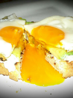 Una foto de Tostada de palta y huevo