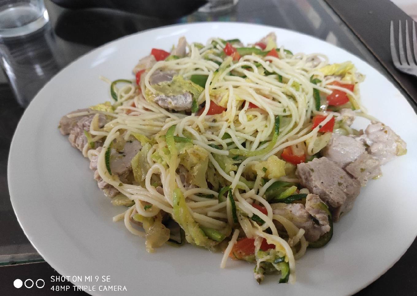 Espagueti con tallarín de calabacín y queso