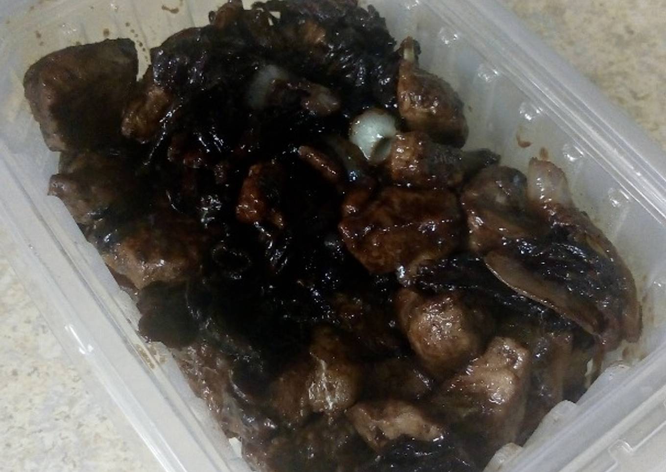 Cerdo en adobo chocolate con jamaica