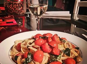 Una foto de Pastas con tomates, anchoas y guindilla