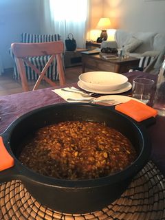 Una foto de Arroz meloso de cocido con cebolla, morcilla y habitas baby