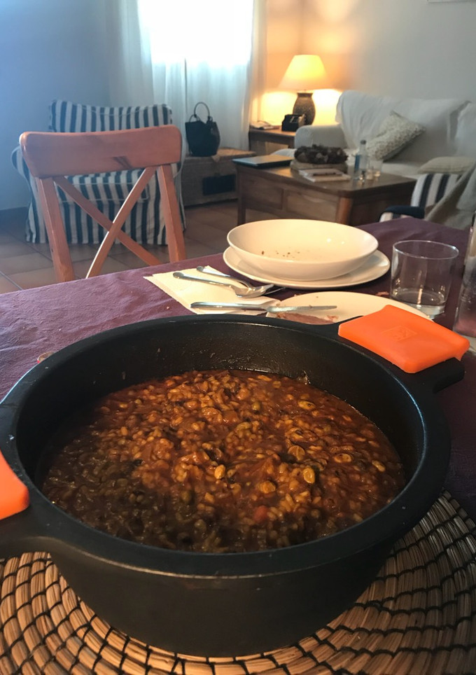 Una foto de Arroz meloso de cocido con cebolla, morcilla y habitas baby