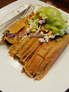 Una foto de Tamales de frijoles negros😋😋