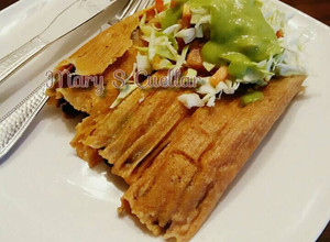Una foto de Tamales de frijoles negros😋😋