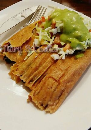 Una foto de Tamales de frijoles negros😋😋