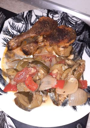 Une photo de Ratatouille niçoise provençale et c'est pilon de poulet aux four