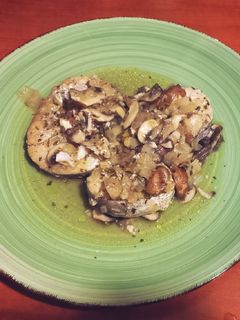 Una foto de Medallones de merluza con Champiñones