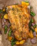 Salmón al horno con trigueros, melocotón y miel