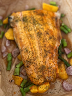Una foto de Salmón al horno con trigueros, melocotón y miel