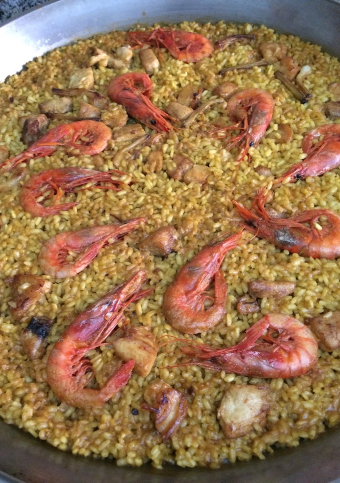 Una foto de Arroz con bonito y gambas