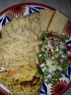 Una foto de Pastas y ensalada mediterránea
